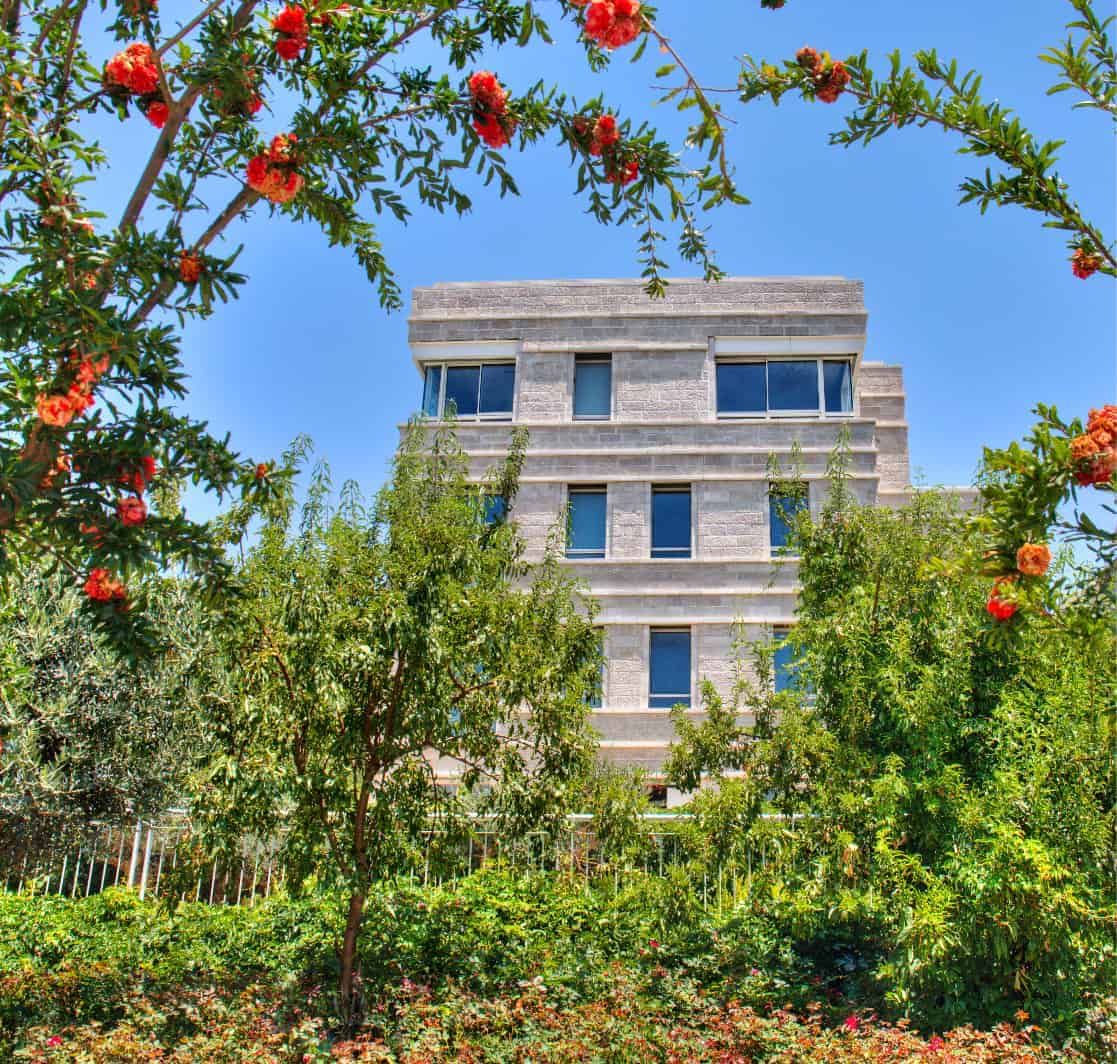 park 8 scenic view of building